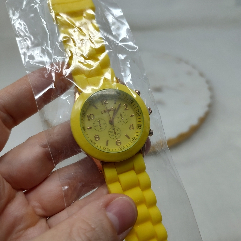 New Bright Yellow Women's Silicone Watch - Picture 4 of 4